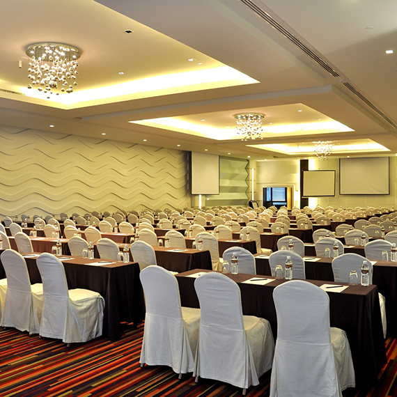 A contemporary conference room and event space for a maximum of 350 people. It is easily divided into three sections for smaller meetings, workshops or receptions. Extras include five booths for simultaneous interpretation, and an exhibition area.